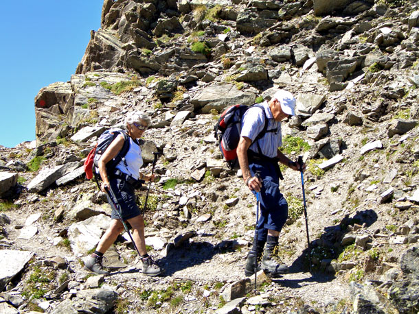 Foto: vince 51 / Wandertour / von Westen auf den Scheibler / Abstieg vom Gipfel, ein Mann mit 86!! Jahren / 02.09.2012 20:36:00