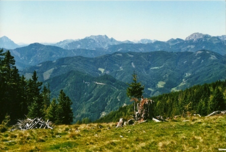 Foto: Wolfgang Dröthandl / Wandertour / Floning von Kapfenberg / Blick von den Floningwiesen nach Westen: von links Reiting / Gößeck, Eisenerzer Reichenstein und Trenchtling / 11.10.2012 12:26:16