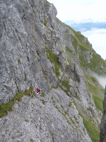 Foto: Wolfgang Lauschensky / Klettersteigtour / Mont Charvin 2409m über Via ferrata d’Ugine / Nachsteiger in der Querung / 21.09.2012 18:30:25