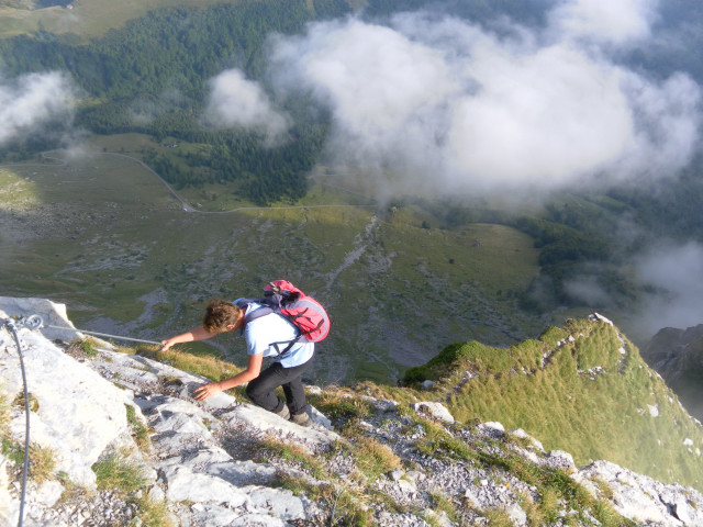 Foto: Wolfgang Lauschensky / Klettersteigtour / Mont Charvin 2409m über Via ferrata d’Ugine / Rückblick über den exponierten Gratanstieg. In der Ebene der kleine Wanderparkplatz. / 21.09.2012 18:29:08