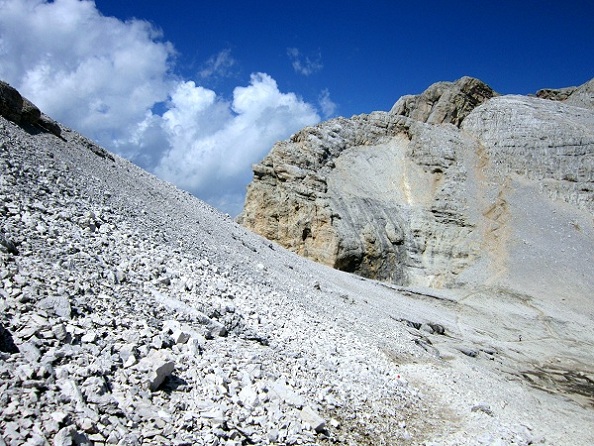 Foto: Andreas Koller / Wandertour / Piz de Lavarella (3055m) / Im Sattel zwischen Conturinesspitze und Lavarella / 27.09.2012 00:32:26