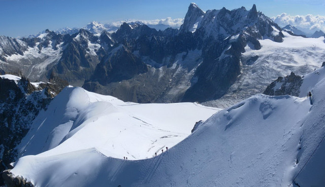 Foto: Wolfgang Lauschensky / Wandertour / Mont Blanc du Tacul 4248m / Abstiegsgrat von der Aiguille du Midi vor Grand Jorasses und Dent du Geant / 01.10.2012 22:42:10