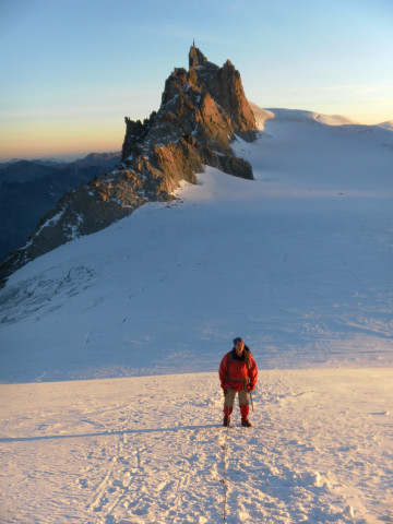 Foto: Wolfgang Lauschensky / Wandertour / Mont Blanc du Tacul 4248m / erste Sonnenstrahlen an der Aiguille du Midi / 01.10.2012 22:41:41