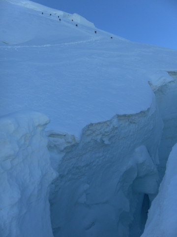 Foto: Wolfgang Lauschensky / Wandertour / Mont Blanc du Tacul 4248m / letzte Riesenspalte vor dem Firnfeld / 01.10.2012 22:41:23