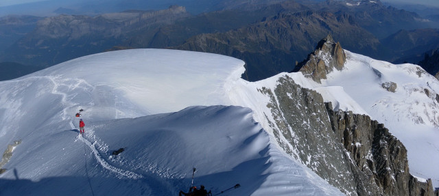 Foto: Wolfgang Lauschensky / Wandertour / Mont Blanc du Tacul 4248m / Tiefblick über die Schulter zur Aiguille du Midi / 01.10.2012 22:40:00