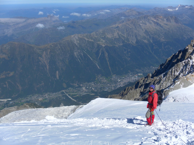 Foto: Wolfgang Lauschensky / Wandertour / Mont Blanc du Tacul 4248m / unter dem Glacier Bossons liegt Chamonix vor dem Brevent / 01.10.2012 22:39:01
