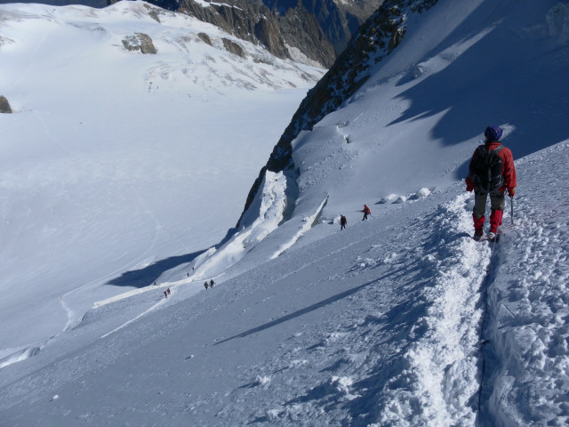 Foto: Wolfgang Lauschensky / Wandertour / Mont Blanc du Tacul 4248m / steiler Abstieg zu den letzten großen Querspalten / 01.10.2012 22:38:30