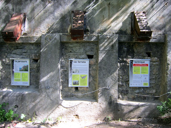 Foto: Andreas Koller / Klettersteigtour / Via ferrata du Belvedere (1265m) / Informationstafeln / 02.10.2012 01:20:04