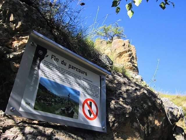 Foto: Andreas Koller / Klettersteigtour / Via ferrata du Belvedere (1265m) / Ausstiegstafel / 02.10.2012 01:10:51