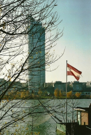 Foto: Wolfgang Dröthandl / Wandertour / Stadtwanderweg 12 - Durch Wien von West nach Ost / Milleniumstower von der Donauinsel, Nähe Brigittenauer Brücke / 03.12.2012 11:26:56