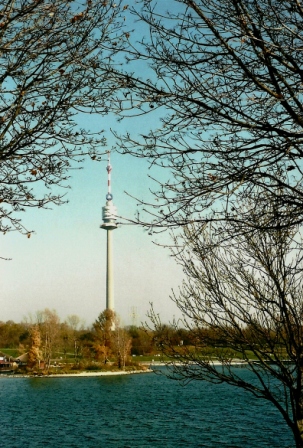 Foto: Wolfgang Dröthandl / Wandertour / Stadtwanderweg 12 - Durch Wien von West nach Ost / Donauturm von der Donauinsel, nahe Reichsbrücke / 03.12.2012 11:25:47