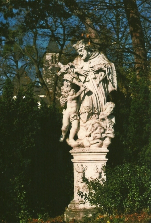 Foto: Wolfgang Dröthandl / Wandertour / Stadtwanderweg 12 - Durch Wien von West nach Ost / Statue des Hl. Johannes Nepomuk vor der Sieveringer Kirche (Fröschlgasse) / 03.12.2012 11:35:14