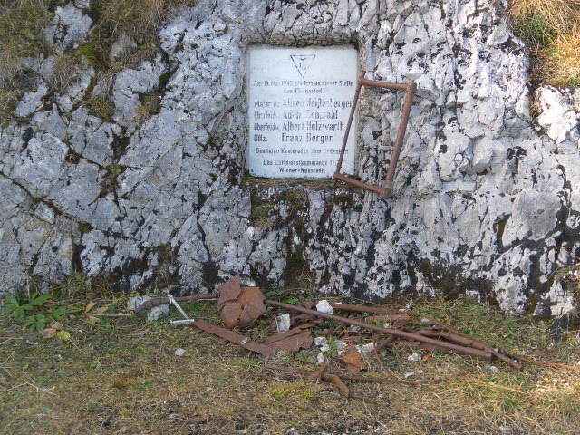 Foto: Wolfgang Lauschensky / Wandertour / Burgspitz – Almkogel – Gamsstein / Fliegergedenkstätte / 24.11.2012 15:06:55