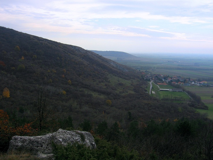 Foto: Andreas Koller / Wandertour / Hundsheimer Berg - am östlichsten Zipfel Österreichs (480m) / Blick nach Hundsheim / 26.11.2012 00:01:53
