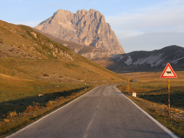 Foto: Wolfgang Lauschensky / Wandertour / Direttissima zum Corno Grande di Gran Sasso 2912m / Corno Grande aus dem Campo Imperatori / 16.12.2012 14:52:19