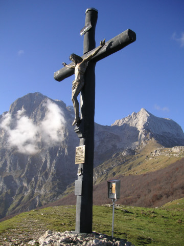 Foto: Wolfgang Lauschensky / Klettersteigtour / Corno Piccolo über Ferrata Danesi / Corno Piccolo rechts vom schönen Wiesenkreuz, links der Corno Grande / 16.12.2012 15:26:57