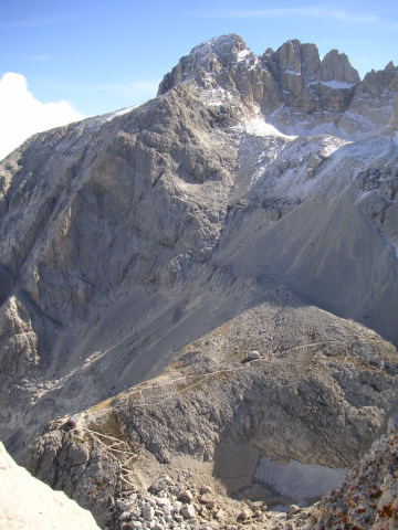Foto: Wolfgang Lauschensky / Klettersteigtour / Corno Piccolo über Ferrata Danesi / Tiefblick zum Rifugio Franchetti, darüber Corno Grande Orientale / 16.12.2012 15:23:25