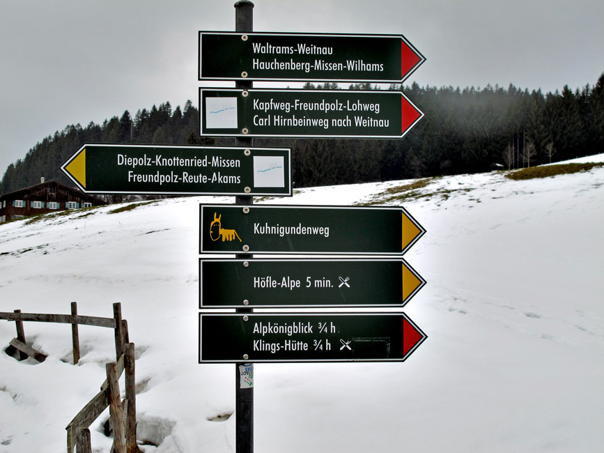 Foto: vince 51 / Schneeschuhtour / Hauchenberg / Wegweiser am Parkplatz bei der Kirche / 03.01.2013 23:21:43