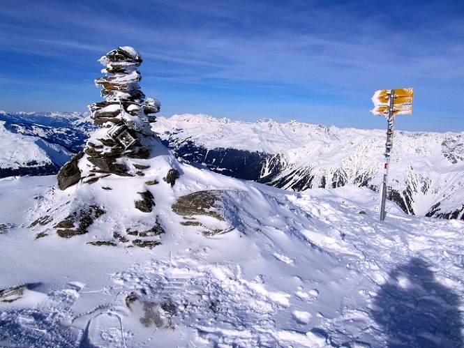 Foto: Andreas Koller / Skitour / Pischahorn und Mattjischtälli (2980m) / Steinmann am Gipfel des Pischahorns / 20.01.2013 22:06:38
