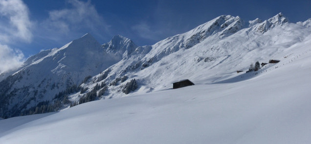 Foto: Wolfgang Lauschensky / Skitour / Schlüechtli über Tenner Chrüz / Unterhorn und Nolla, dazwischen Piz Riein, dahinter die Skitour auf den Piz Fess / 25.01.2013 18:41:23