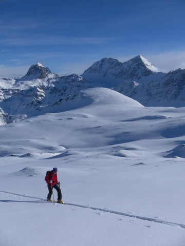 Foto: Wolfgang Lauschensky / Skitour / Strätscherhorn 2557m / das Strätscherhorn ist die mittige Firnkuppe, gesehen beim Anstieg zum Tomülgrat / 27.01.2013 11:50:01