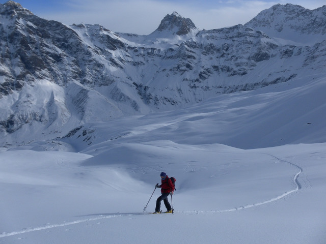 Foto: Wolfgang Lauschensky / Skitour / Strätscherhorn 2557m / Pizzas d'Anarosas hinter dem Talschluß. Die sanften Hänge jenseits des Grabens sind Variante 2 / 27.01.2013 11:43:52