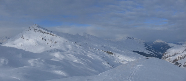 Foto: Wolfgang Lauschensky / Skitour / Strätscherhorn 2557m / Blick über die Gipfelkuppe zum Piz Tomül und Tällihorn / 27.01.2013 11:42:44