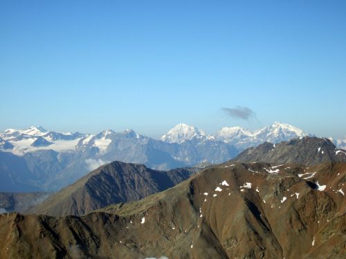 Foto: Ingo Gräber / Wandertour / Drei Gipfel über Kurzras / Ortler, Monte Zebru und Königsspitze (v.r.), ganz links Cevedale/Zufallspitze / 09.02.2013 14:05:38