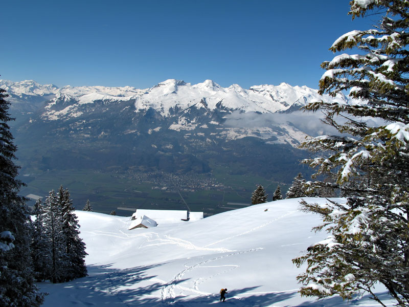 Foto: vince 51 / Schneeschuhtour / Von Gaflei auf die Alpspitze / Blick vom Bärgella-Sattel zur Alpe und den Bergen nordöstlich des Walensee's / 05.04.2013 20:49:42