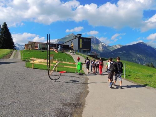 Foto: Wolfgang Dröthandl / Wandertour / Toggenburger Klangweg / Vor dem Berggasthaus Oberdorf - Klangstation 26 - Die Schwinggabel / 03.07.2013 17:28:47