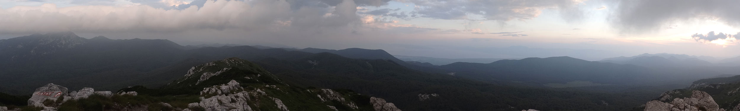 Foto: Datzi / Wandertour / Bergtour auf den Risnjak (1528m) und Snjeznik mit Biwak (1505m) / Panorama am Snjeznik. Hier zogen schon Wolken auf. Sehr schön sieht man aber noch das Meer / 30.07.2013 18:41:18