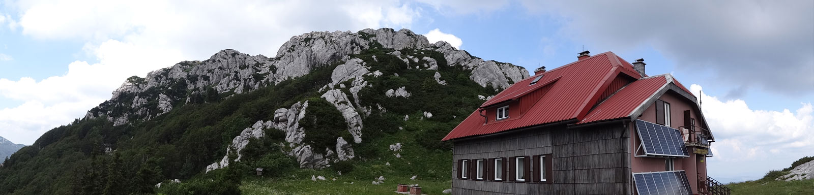 Foto: Datzi / Wandertour / Bergtour auf den Risnjak (1528m) und Snjeznik mit Biwak (1505m) / Der Schlosserov Dom mit dem Gipfel Risnjak / 30.07.2013 18:40:53