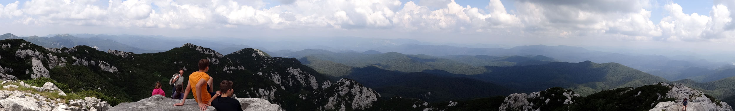 Foto: Datzi / Wandertour / Bergtour auf den Risnjak (1528m) und Snjeznik mit Biwak (1505m) / Panorama am Risnjak. Hier sieht man sehr schön die große Waldfläche vom Nationalpark. Auch hier soll es Braunbären geben! / 30.07.2013 18:41:52