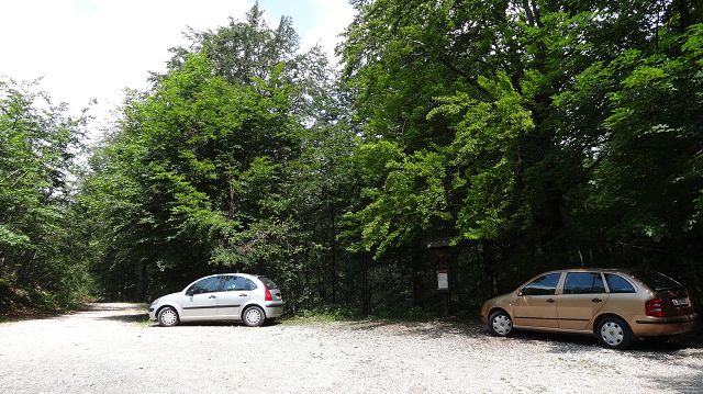 Foto: Datzi / Wandertour / Bergtour auf den Risnjak (1528m) und Snjeznik mit Biwak (1505m) / Der Parkplatz auf 1163m. Ausgangspunkt zum Risnjak / 30.07.2013 18:31:59
