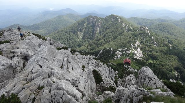 Foto: Datzi / Wandertour / Bergtour auf den Risnjak (1528m) und Snjeznik mit Biwak (1505m) / Blick zum Dom und zu dem Grat dem man beim Anstieg überschreitet / 30.07.2013 18:34:05