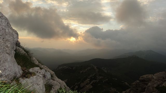 Foto: Datzi / Wandertour / Bergtour auf den Risnjak (1528m) und Snjeznik mit Biwak (1505m) / Der Sonnenuntergang am Snjeznik. Bevor sie untergang zogen Wolken auf. Trotzdem war es wieder ein schönes Erlebnis! / 30.07.2013 18:45:31