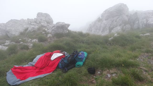 Foto: Datzi / Wandertour / Bergtour auf den Risnjak (1528m) und Snjeznik mit Biwak (1505m) / Mein Biwak am Snjeznik. Es regnete Abends ca eine halbe Stunde, trotzdem war es wieder ein schönes Erlebnis. Der Abstieg hätte nur mehr 45min getauert! / 30.07.2013 18:39:55