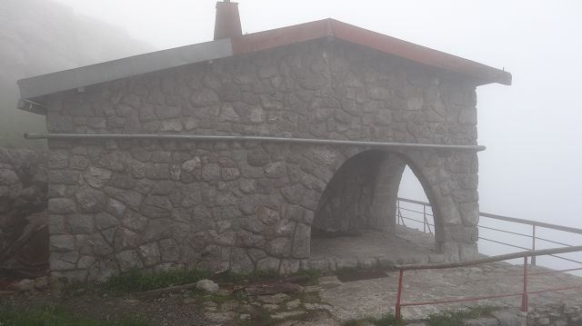 Foto: Datzi / Wandertour / Bergtour auf den Risnjak (1528m) und Snjeznik mit Biwak (1505m) / Die Hütte gleich unterhalb des Gipfelaufbau´s vom Snjeznik. Auch hier kann man bei Schlechtwetter das Biwak aufschlagen. (leider sonst schon verfallen) / 30.07.2013 18:39:36