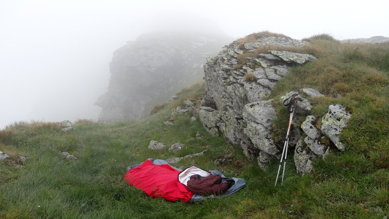 Foto: Datzi / Wandertour / Bergtour auf die Hochweberspitze (2375m) mit Biwak - Abstieg über die Malaisseen / Mein Biwak kurz vor dem Gipfelgrat (Windstill) nur der Nebel löste sich nur zeitweise auf / 13.08.2013 21:55:46