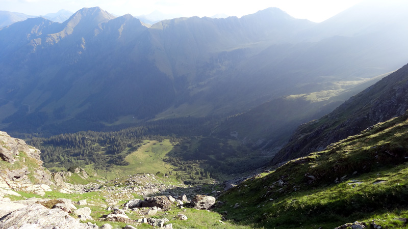 Foto: Datzi / Wandertour / Bergtour auf die Hochweberspitze (2375m) mit Biwak - Abstieg über die Malaisseen / Blick beim Abstieg zum Jaklwirtsboden (Dieses Bild zeigt den Anstieg zur Hochweberspitze vom Jaklwirtsboden an) / 13.08.2013 21:48:53