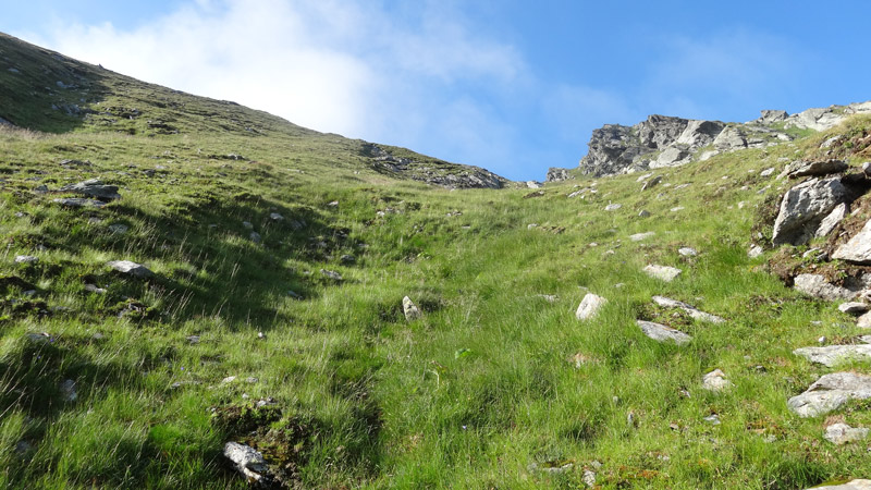 Foto: Datzi / Wandertour / Bergtour auf die Hochweberspitze (2375m) mit Biwak - Abstieg über die Malaisseen / Dies ist der Blick zum Anstieg vom oberern Nordanstieg. (Teilwiese Felsen und Wiesenflächen sind zu bewältigen-wie gesagt ohne Steigspuren) / 13.08.2013 21:48:27