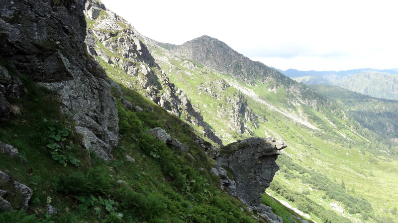 Foto: Datzi / Wandertour / Bergtour auf die Hochweberspitze (2375m) mit Biwak - Abstieg über die Malaisseen / Von der Glattjochkapelle Quert man unterhalb der Felsabbrüche bis zum Nordanstieg von der Hochweberspitze (Blick zum Nordanstieg von der Hochweberspitze-Abstieg vom Joch ca. 140m)) / 13.08.2013 21:49:20