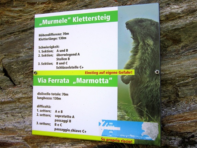 Foto: Andreas Koller / Klettersteigtour / Murmele Klettersteig / Via ferrata Marmotta (2330m) / Einstieg mit Informationstafel / 14.08.2013 23:44:35