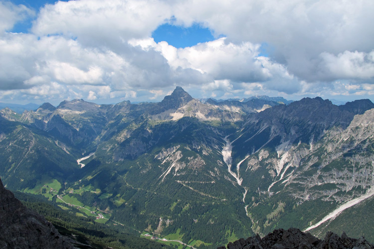 Foto: vince 51 / Wandertour / von Klimm (Elmen) auf die Klimmspitze / Das Hornbachtal, der Hochvogel ganz knapp frei von Wolken / 19.08.2013 11:15:43