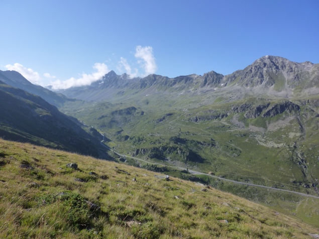 Foto: Manfred Karl / Wandertour / Pischahorn, 2979 m / Flüelastraße mit Schwarzhorn (links hinten) / 31.08.2013 23:57:11