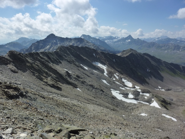 Foto: Manfred Karl / Wandertour / Pischahorn, 2979 m / Ganz hinten in Bildmitte Flüela Wisshorn, rechts davon Scharzhorn / 31.08.2013 23:53:22