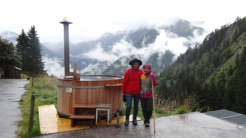 Foto: Datzi / Wandertour / Wanderung zum Berglimattsee und Wellness auf der Bergli Alp / Der Holzzuber wo man bis am Morgen Baden kann (das Wasser hatte morgens noch ca. 30°C (19.00 Uhr hatte ca.40°C) / 18.09.2013 06:41:08