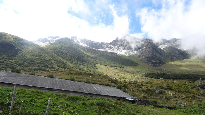 Foto: Datzi / Wandertour / Wanderung zum Berglimattsee und Wellness auf der Bergli Alp / Die Alp in Ober Staffel (bzw. Stall) bei einen kurzeitigen auflösen der Wolken / 18.09.2013 06:42:21