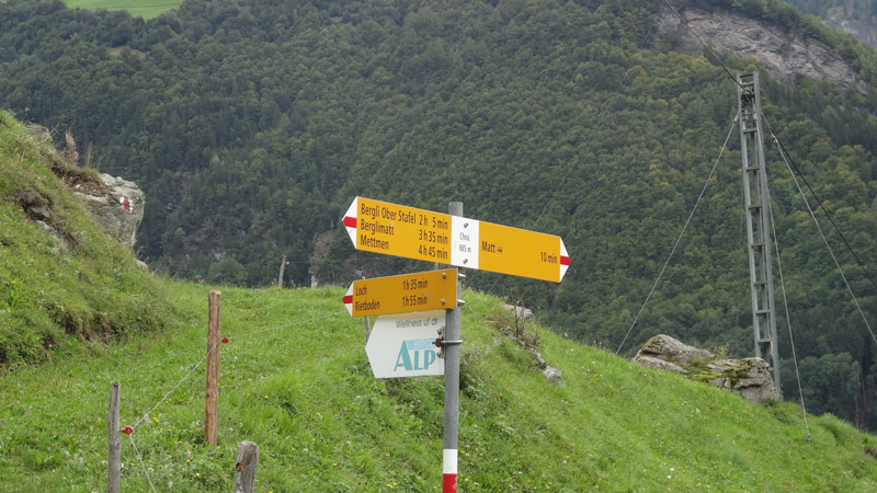Foto: Datzi / Wandertour / Wanderung zum Berglimattsee und Wellness auf der Bergli Alp / Wegweiser bei Nach der Brücke / 18.09.2013 06:43:54