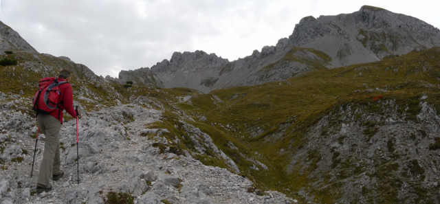 Foto: Wolfgang Lauschensky / Wandertour / Thaurer Jochspitze 2306m von der Pfeishütte / Anstieg Richtung Stempeljoch, rechts dieThaurer Jochspitze / 02.10.2013 10:51:06